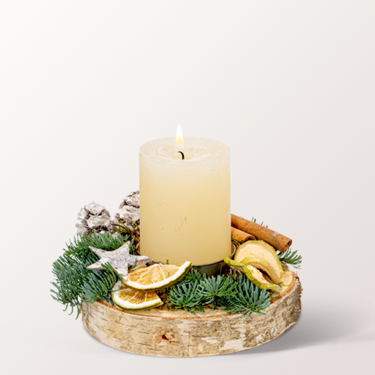 Weihnachtsarrangement mit cremefarbener Kerze