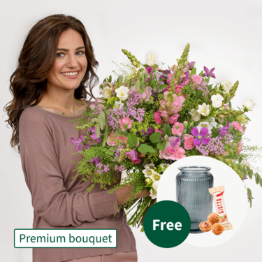 Premium Bouquet Helena with Premium Vase & 3 Ferrero Giotto