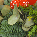 Arrangement with 1 red LED-Candle with 3 Ferrero Giotto