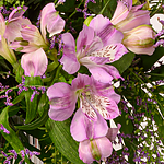 Premium Bouquet Sommergarten with premium vase & 2 Ferrero Rocher