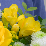 Blumenstrauß Frühlingsglanz mit Vase & 2 Ferrero Rocher