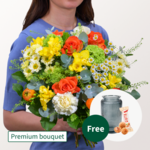 Premium Bouquet Frühlingswiese with Premium Vase & 3 Ferrero Giotto