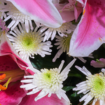 Flower Bouquet Von Herzen with vase & 3 Ferrero Giotto