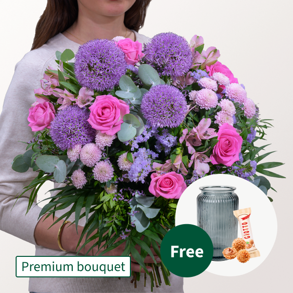 Premium Bouquet Danke with Premium Vase & 3 Ferrero Giotto