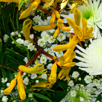 Flower Bouquet Goldschimmer with vase & 3 Ferrero Giotto